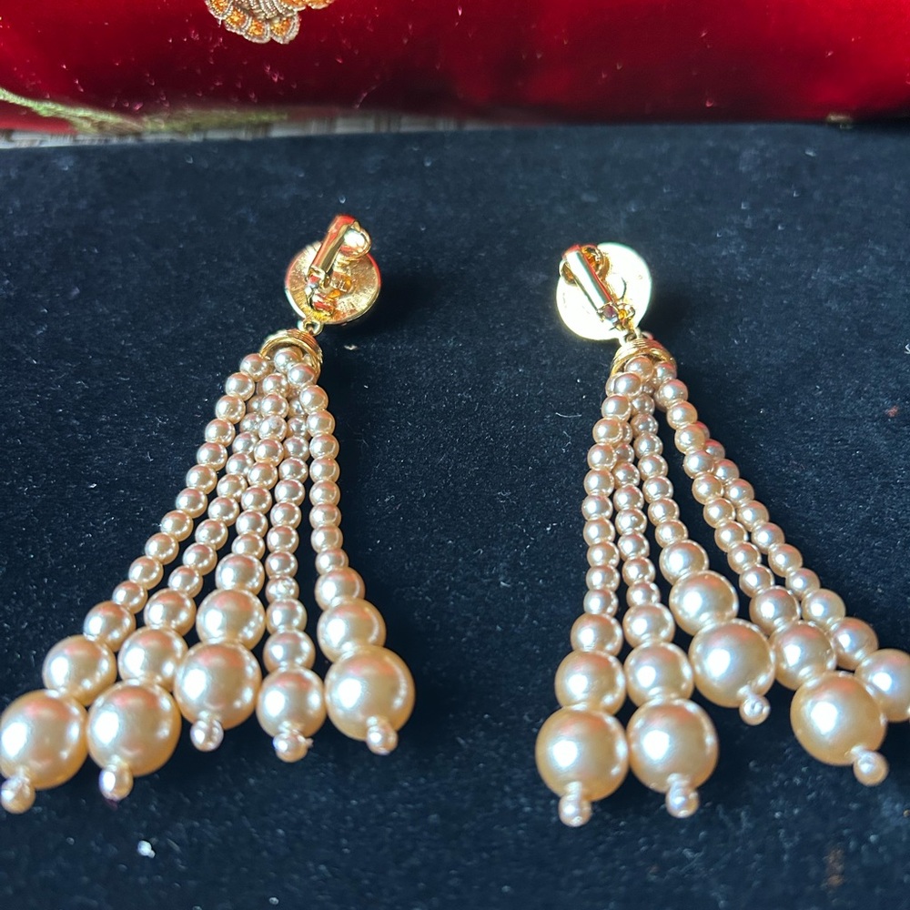 Vintage Kenneth Jay Lane Cream faux Pearl Drop clip on Earrings. Stamped KJL. - Picture 3 of 3